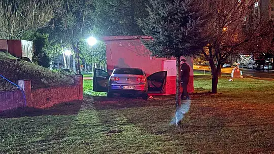 Yağışlı havada kontrolden çıkan otomobil depo duvarına çarptı