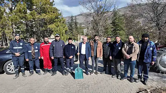 Yahyalı Belediyesi'nden bayram öncesi mezarlıklarda temizlik çalışması