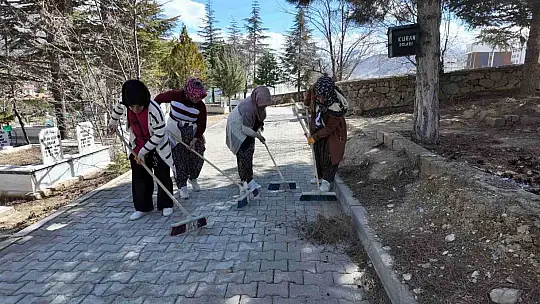 Yahyalı Belediyesi'nden bayram öncesi mezarlıklarda temizlik çalışması