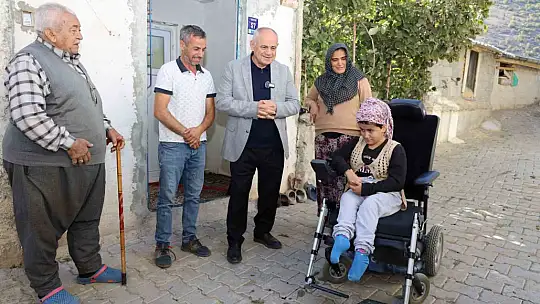 Yahyalı Belediyesi'nden engelli vatandaşa akülü araç desteği