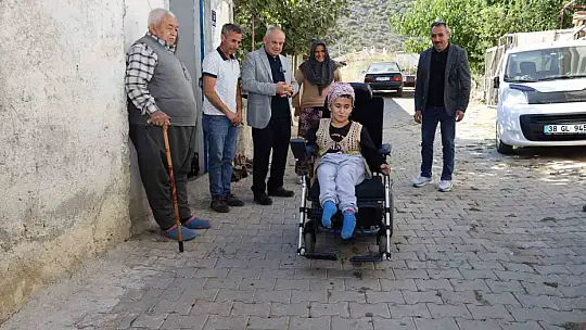 Yahyalı Belediyesi'nden engelli vatandaşa akülü araç desteği