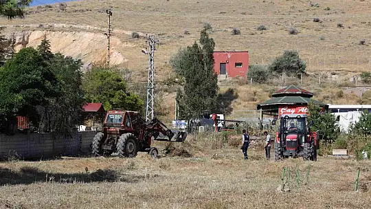 Yahyalı Belediyesi personelinden örnek vefa: Aile kabristanlarını temizleyip dualarını ettiler