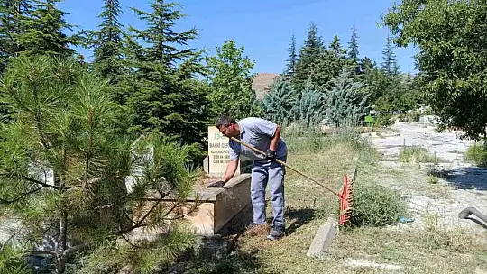 Yahyalı Belediyesi personelinden örnek vefa: Aile kabristanlarını temizleyip dualarını ettiler