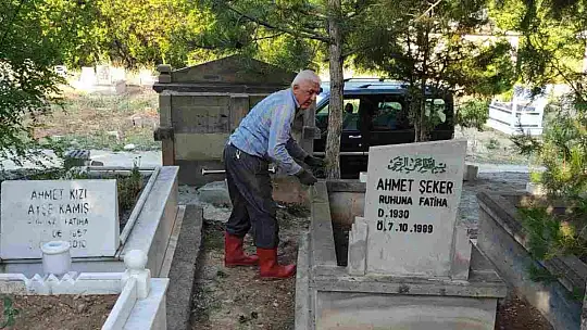 Yahyalı Belediyesi personelinden örnek vefa: Aile kabristanlarını temizleyip dualarını ettiler