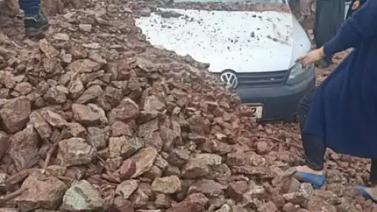 Yahyalı'da yağış sele neden oldu, evler araçlar zarar gördü