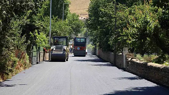 Yahyalı İsmet Mahallesi'nde sıcak asfalt serimi başladı