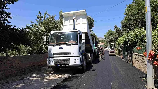 Yahyalı İsmet Mahallesi'nde sıcak asfalt serimi başladı