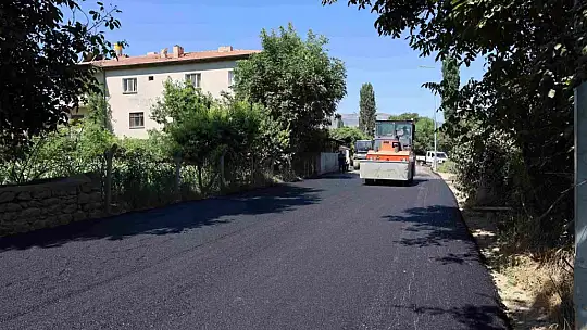 Yahyalı İsmet Mahallesi'nde sıcak asfalt serimi başladı