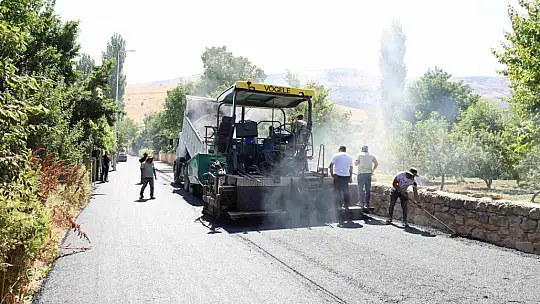 Yahyalı İsmet Mahallesi'nde sıcak asfalt serimi başladı