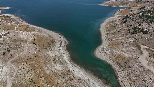 Yamula Barajı'nda sular çekildi, eski mahalle ortaya çıktı
