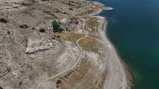 Yamula Barajı'nda sular çekildi, eski mahalle ortaya çıktı