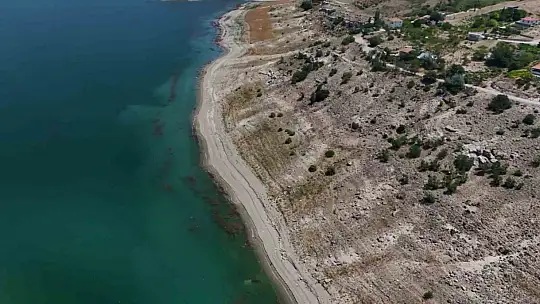 Yamula Barajı'nda sular çekildi, eski mahalle ortaya çıktı