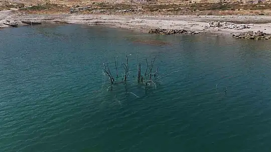 Yamula Barajı'nda sular çekildi, eski mahalle ortaya çıktı