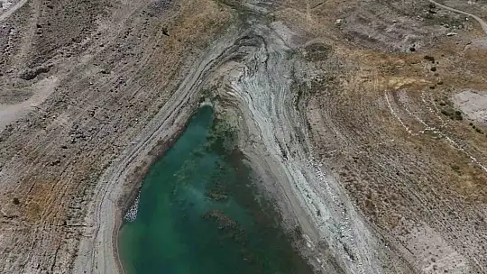 Yamula Barajı'nda sular çekildi, eski mahalle ortaya çıktı