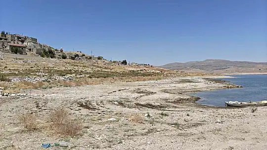 Yamula Barajı'nda sular çekildi, eski mahalle ortaya çıktı