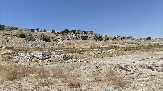 Yamula Barajı'nda sular çekildi, eski mahalle ortaya çıktı