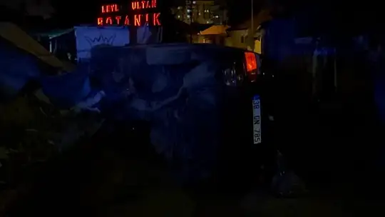 Yan yatan otomobilden tek başına çıkıp, yüzünü yıkamaya gitti