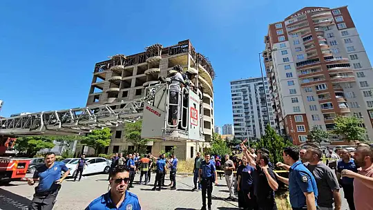 Yangında mahsur kalanlar kurtarılmaya başlandı, çocuklarına kavuşan aileler gözyaşlarına boğuldu