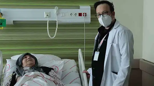 Yapay akciğer ve kalp cihazı ile hayata tutundu
