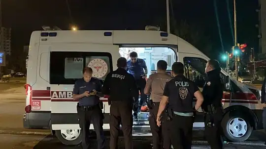 Yaralı halde tramvaya sığınan genç kuru sıkı tabancayla vurulmuş