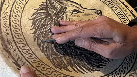 Yarım asırdır Türk kültürünü deri ve taşa işliyor