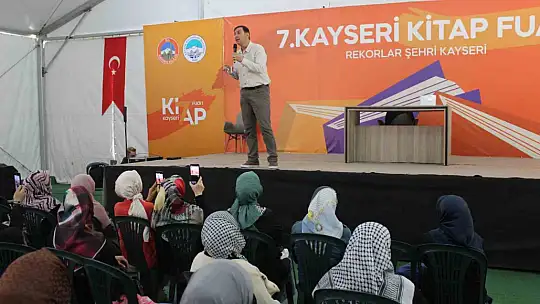 Yazar Efiloğlu: 'Kitap fuarlarını bir medeniyetin değişimi, dönüşümü olarak algılamak lazım'