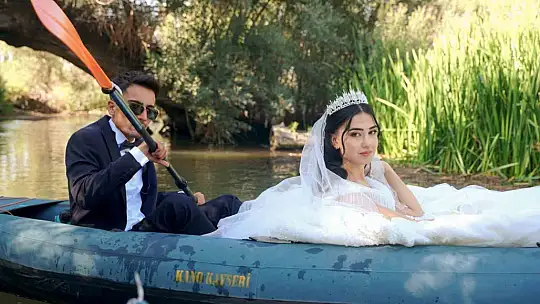 Yeni evlenen çift soluğu kanoda aldı