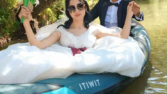 Yeni evlenen çift soluğu kanoda aldı