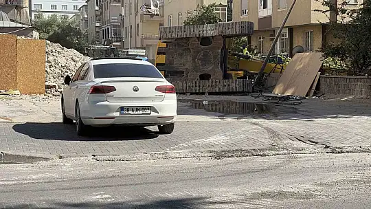 Yıkım çalışmasındaki iş makinesi devrildi: 1 yaralı