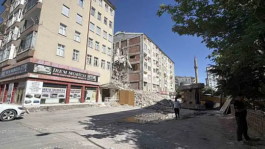 Yıkım çalışmasındaki iş makinesi devrildi: 1 yaralı