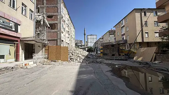 Yıkım çalışmasındaki iş makinesi devrildi: 1 yaralı