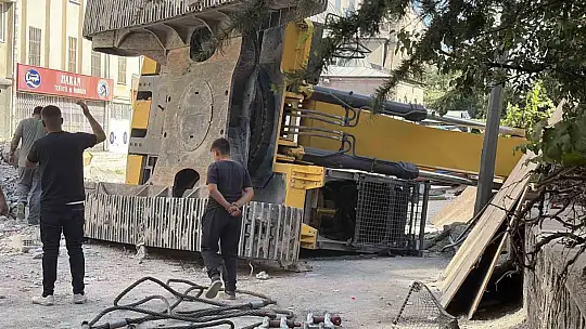 Yıkım çalışmasındaki iş makinesi devrildi: 1 yaralı
