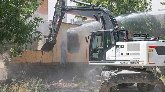 Yıldırım Beyazıt'ta 9 gecekondu kaldırılarak yerini park alanına bıraktı