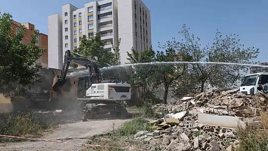 Yıldırım Beyazıt'ta 9 gecekondu kaldırılarak yerini park alanına bıraktı