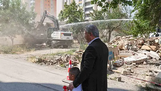 Yıldırım Beyazıt'ta 9 gecekondu kaldırılarak yerini park alanına bıraktı