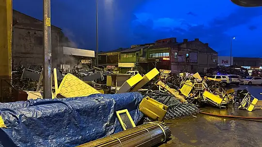 Yıldırım düşen hurdalığın bahçesinde yangın çıktı