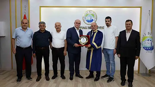 Yılın 'Fahri Ahisi' seçilen Yahyalı Belediye Başkanı Esat Öztürk'e ahilik kaftanı giydirildi