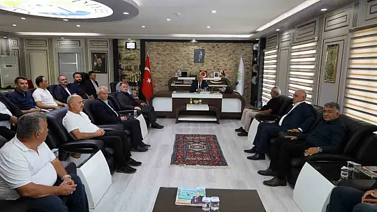 Yılın 'Fahri Ahisi' seçilen Yahyalı Belediye Başkanı Esat Öztürk'e ahilik kaftanı giydirildi