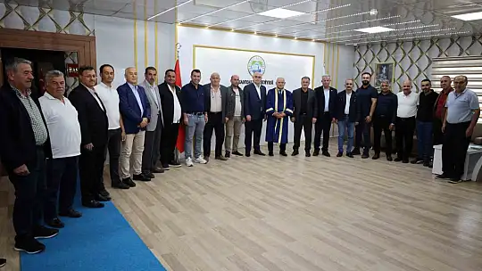 Yılın 'Fahri Ahisi' seçilen Yahyalı Belediye Başkanı Esat Öztürk'e ahilik kaftanı giydirildi