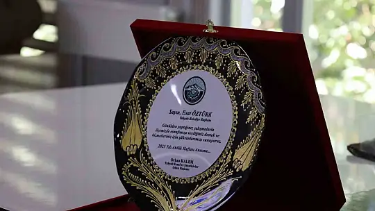 Yılın 'Fahri Ahisi' seçilen Yahyalı Belediye Başkanı Esat Öztürk'e ahilik kaftanı giydirildi