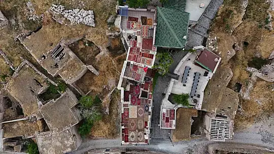 Yıllanmış halılar serildi, renk cümbüşü ortaya çıktı