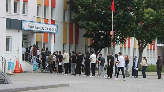 YKS'ye 2 dakika geç kalan genç gözyaşı döktü
