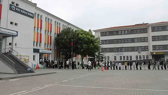 YKS'ye 2 dakika geç kalan genç gözyaşı döktü