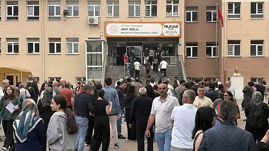 YKS'ye 2 dakika geç kalan genç gözyaşı döktü