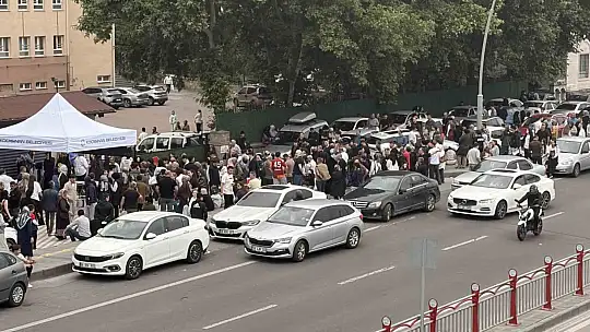 YKS'ye 2 dakika geç kalan genç gözyaşı döktü