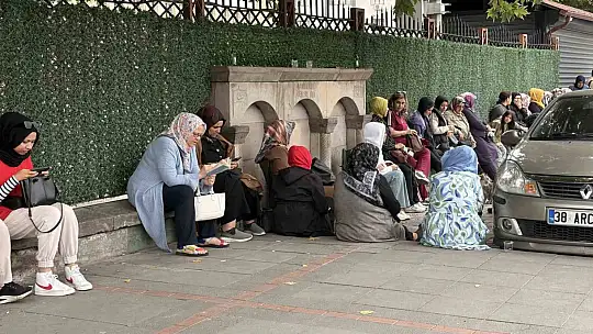 YKS'ye 2 dakika geç kalan genç gözyaşı döktü