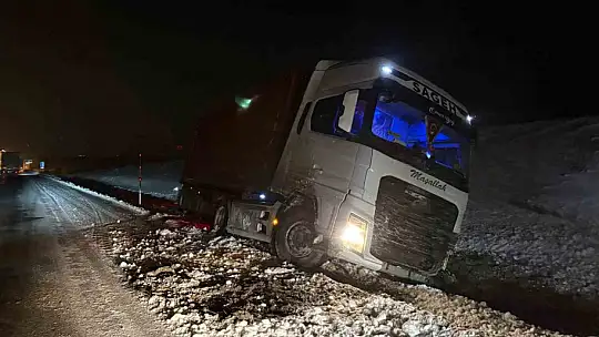 Yol buzlandı, tırlar makasladı