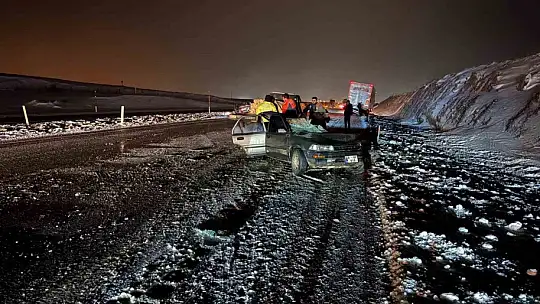 Yol buzlandı, tırlar makasladı
