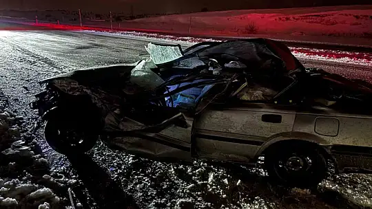Yol buzlandı, tırlar makasladı