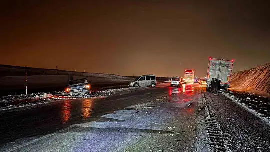 Yol buzlandı, tırlar makasladı